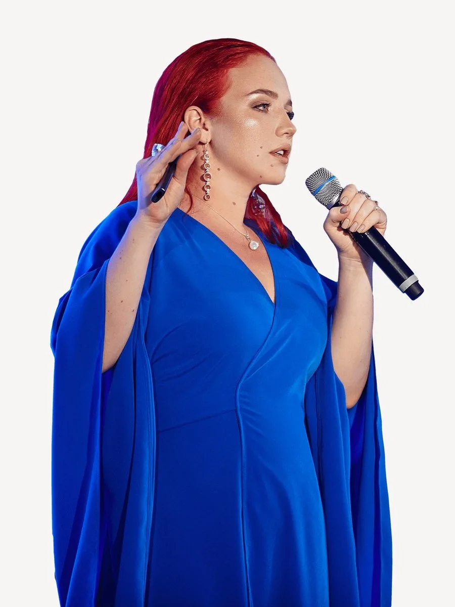 Екатерина Боратиони с микрофоном